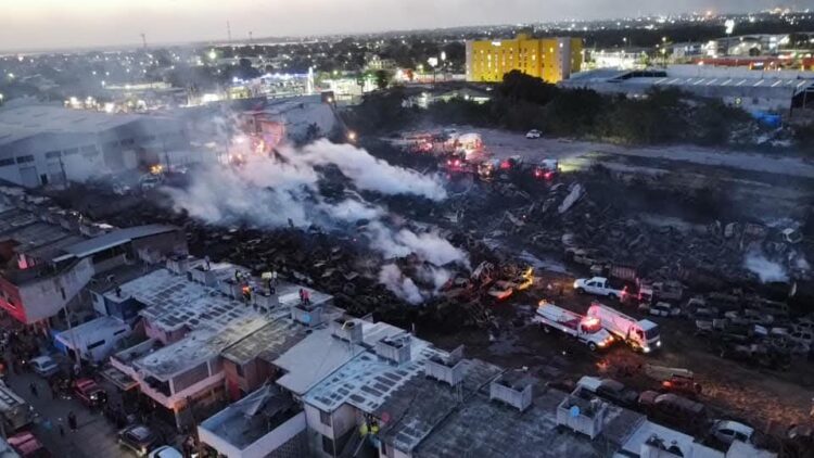 Abate Protección Civil gran incendio en la zona urbana de Altamira, Tamaulipas