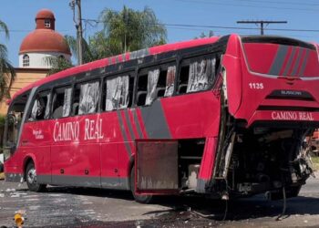 Choque entre autobús y tren deja 2 muertos y 20 lesionados en Colima