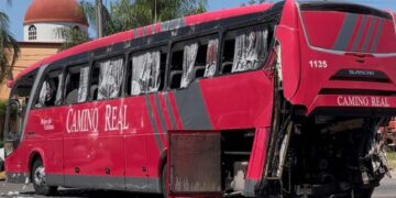 Choque entre autobús y tren deja 2 muertos y 20 lesionados en Colima