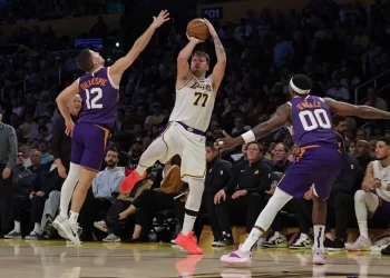 Luka Doncic comanda la victoria de Lakers sobre Suns