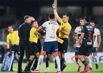 Rayados de Monterrey golean con polémica 3-1 a Pumas de la UNAM