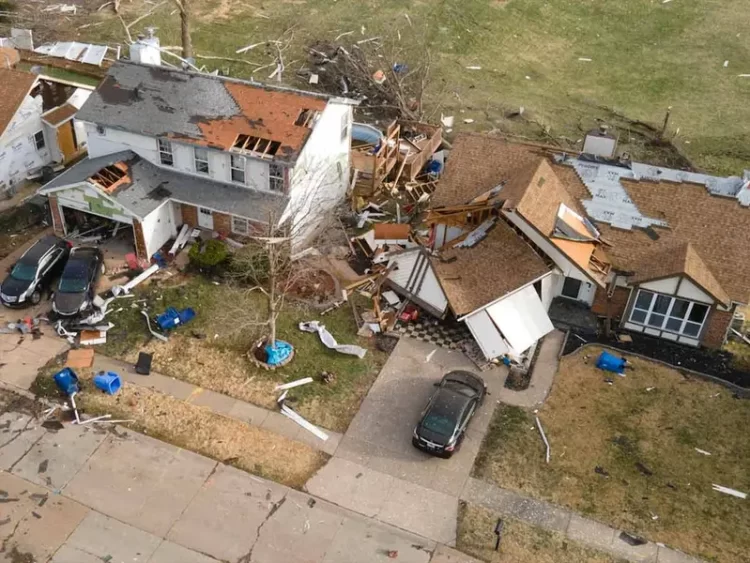 Aumentan a 40 los muertos por impacto de tornados en los Estados Unidos