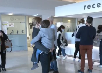 IMSS llama a vacunarse contra tos ferina; a estas personas se les aplica el biológico