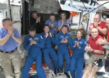 Astronautas de NASA vuelven a tierra tras 9 meses de estancia por fallida misión de regreso