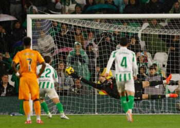 Betis le da un duro golpe al Real Madrid, lo vence 2-1