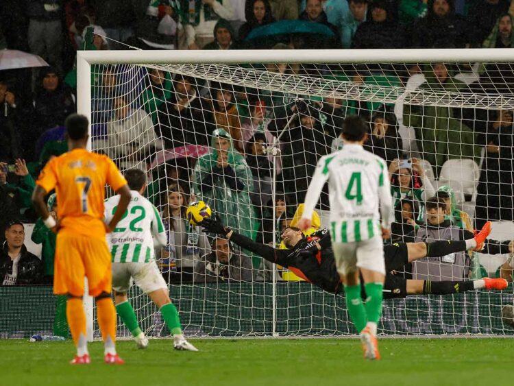 Betis le da un duro golpe al Real Madrid, lo vence 2-1