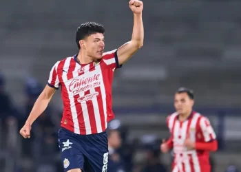 Chivas derrota 1-0 a Pumas con gol de último minuto