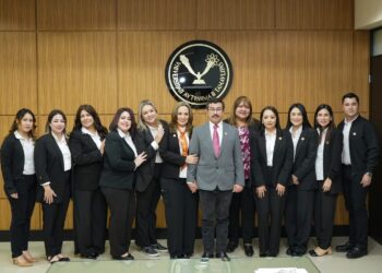 El rector Dámaso Anaya entrega nombramientos a titulares de Familia UAT