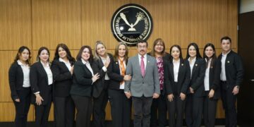 El rector Dámaso Anaya entrega nombramientos a titulares de Familia UAT