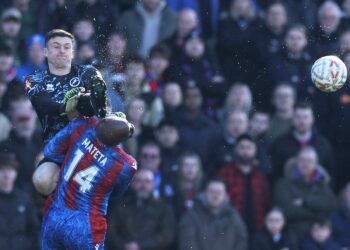 Fútbol Francés: Brutal entrada en la cara; jugador tiene lesión craneal