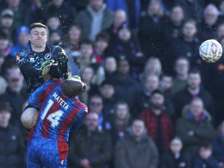 Fútbol Francés: Brutal entrada en la cara; jugador tiene lesión craneal