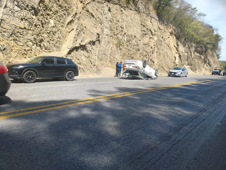 Vuelca auto en carretera Victoria-Monterrey, a la altura de Hidalgo