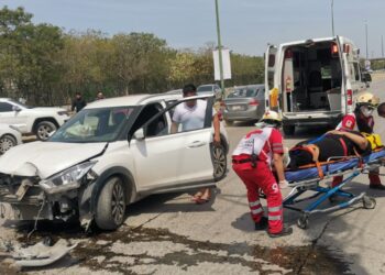Dos mujeres heridas en percance en el Eje Vial Lázaro Cárdenas y calle Coahuila
