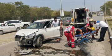 Dos mujeres heridas en percance en el Eje Vial Lázaro Cárdenas y calle Coahuila