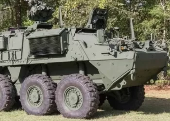 Soldados de EU patrullan la frontera con México con vehículos tácticos