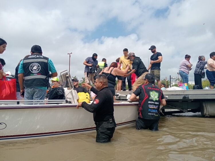 Recorre Guardia Estatal sectores afectados por inundaciones en Reynosa y realiza labores de rescate