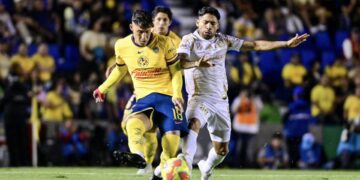 América golea en su cancha 3-0 a un desangelado Tigres 