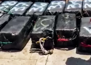 Aseguran embarcación con 1.8 toneladas de cocaína en costas de Acapulco