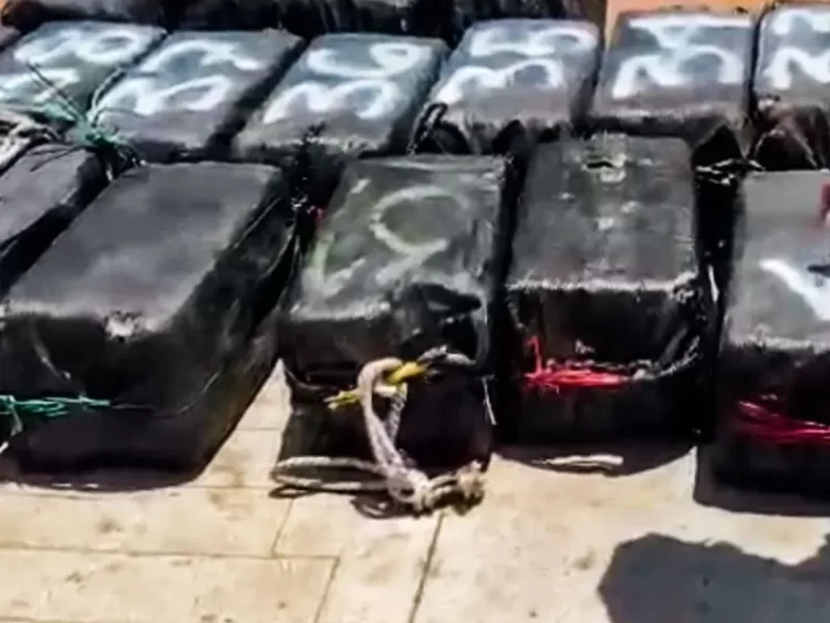 Aseguran embarcación con 1.8 toneladas de cocaína en costas de Acapulco
