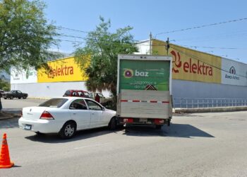 Camión de Electra da cerrón a automóvil en el crucero de calles 21 y Sonora