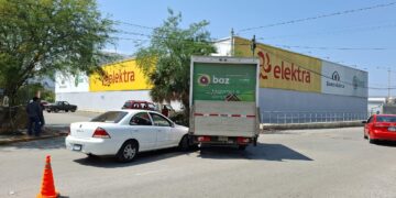 Camión de Electra da cerrón a automóvil en el crucero de calles 21 y Sonora