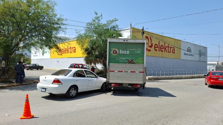 Camión de Electra da cerrón a automóvil en el crucero de calles 21 y Sonora