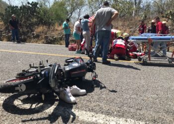 Joven pareja de motociclistas gravemente heridos al derrapar en vieja carretera a Tula