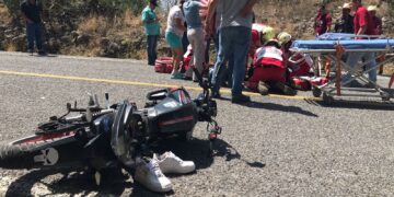 Joven pareja de motociclistas gravemente heridos al derrapar en vieja carretera a Tula