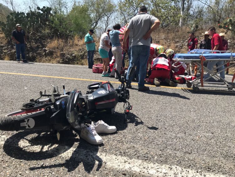 Joven pareja de motociclistas gravemente heridos al derrapar en vieja carretera a Tula