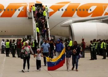 Llegan a Venezuela 311 deportados en vuelo desde México