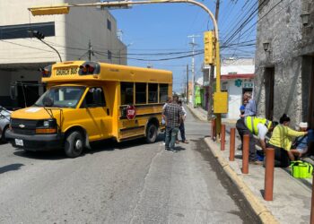Camión atropella a anciana que se atravesó en luz roja de semáforo
