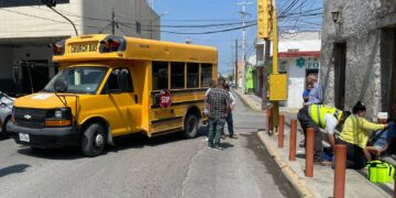 Camión atropella a anciana que se atravesó en luz roja de semáforo