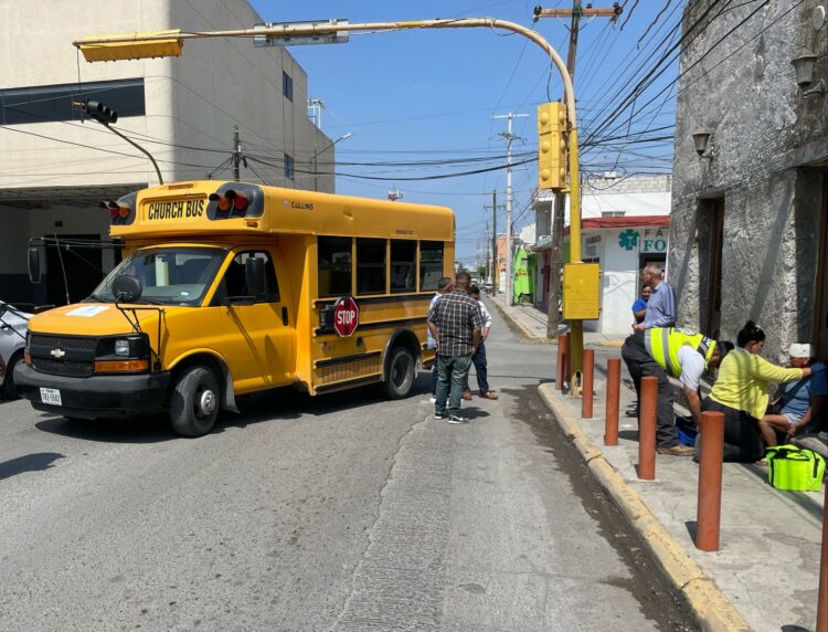 Camión atropella a anciana que se atravesó en luz roja de semáforo