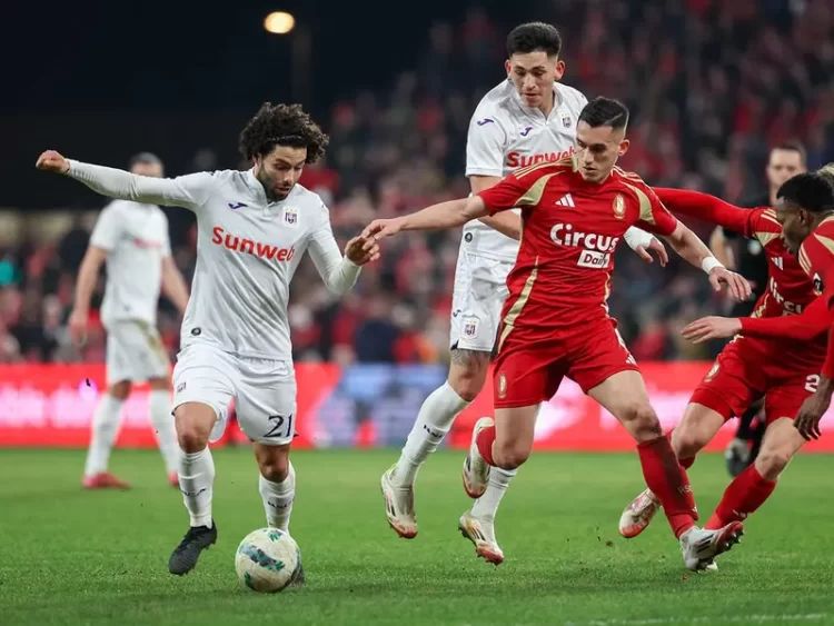 ‘Chino’ Huerta y Anderlecht logran valioso triunfo en Liga Danesa