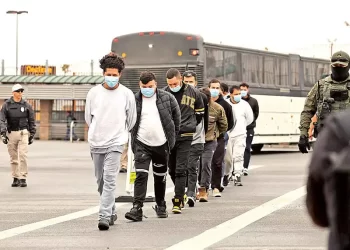 Deportados se desenraizan de su estado; insisten en saltar la valla fronteriza