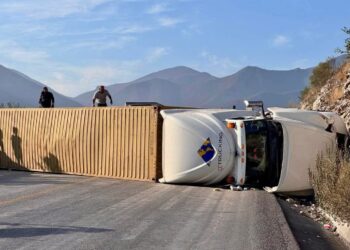 Vuelca tráiler en carretera Victoria-San Luis Potosí en el kilómetro 98