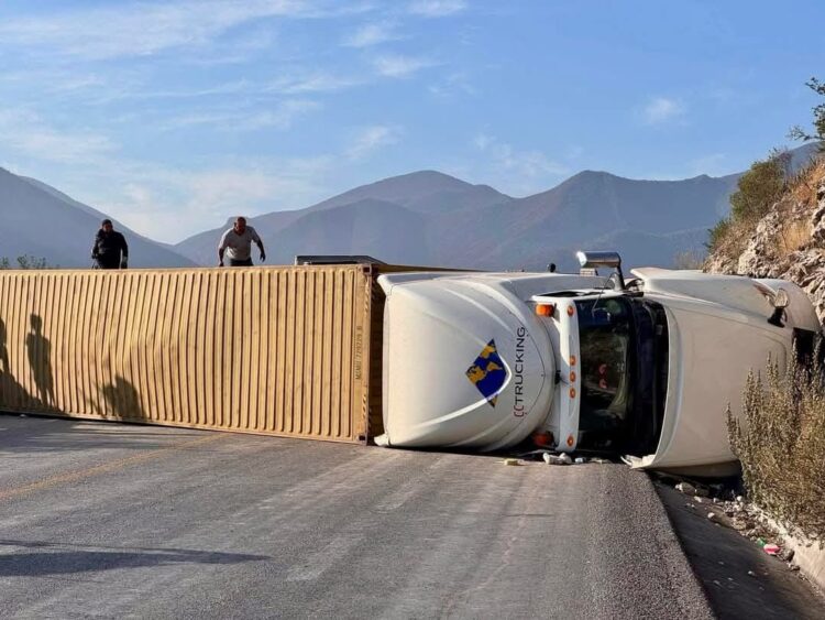 Vuelca tráiler en carretera Victoria-San Luis Potosí en el kilómetro 98