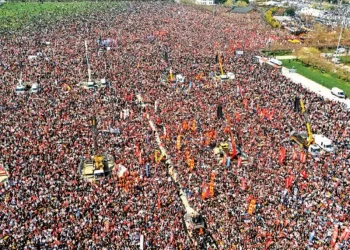 Manifestación masiva en Turquía desafía la represión para protestar contra Erdogan