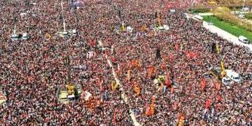 Manifestación masiva en Turquía desafía la represión para protestar contra Erdogan