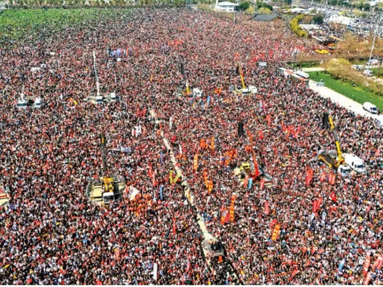 Manifestación masiva en Turquía desafía la represión para protestar contra Erdogan