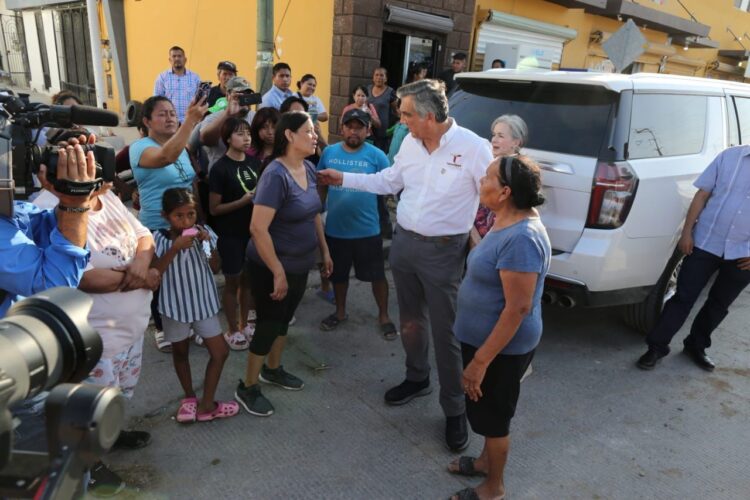 Recorre Américo Villarreal colonias afectadas por las inundaciones en Reynosa