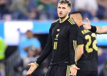 Santiago Gimenez falla penal y condena al Milan