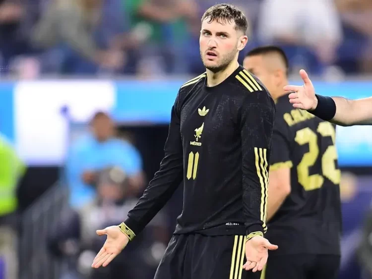 Santiago Gimenez falla penal y condena al Milan