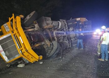 Vuelca tráiler cargado de sorgo en carretera Victoria-San Luis Potosí