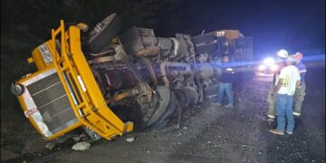 Vuelca tráiler cargado de sorgo en carretera Victoria-San Luis Potosí
