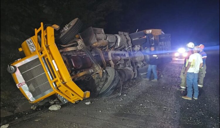 Vuelca tráiler cargado de sorgo en carretera Victoria-San Luis Potosí