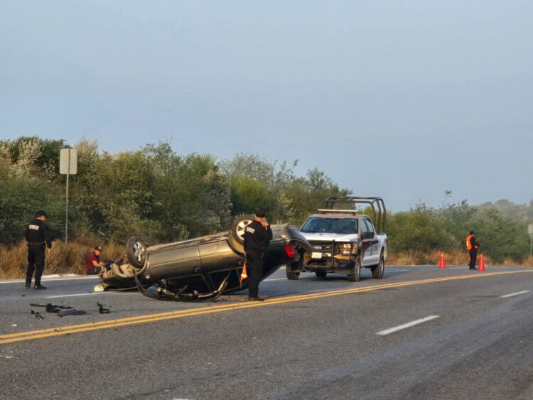 Vuelca auto en la carretera Victoria-Matamoros en tramo Padilla-Jiménez