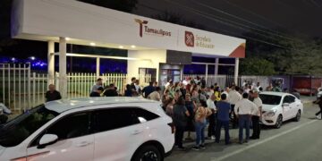 Encadenan 60 maestros del SNTE y Ulises Ruiz accesos a Secretaría de Educación de Tamaulipas