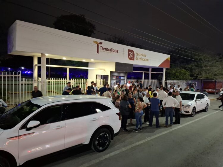 Encadenan 60 maestros del SNTE y Ulises Ruiz accesos a Secretaría de Educación de Tamaulipas