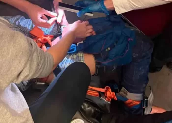 Pasajero intenta abrir la puerta del avión en pleno vuelo Madrid-Caracas